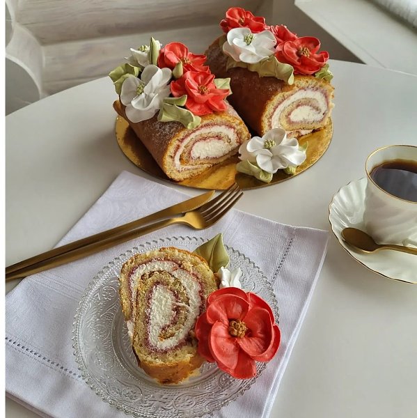 Рулет с мохито, клубникой и маскарпоне. Украшен зефирными цветами Это нежно и вкусно. ИНГРЕДИЕНТЫ ...
