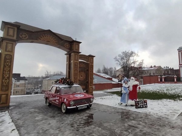 Кировские Дед Мороз и Снегурочка припарковались у Ворот Русского Север, чтобы сделать красивые ... - 4