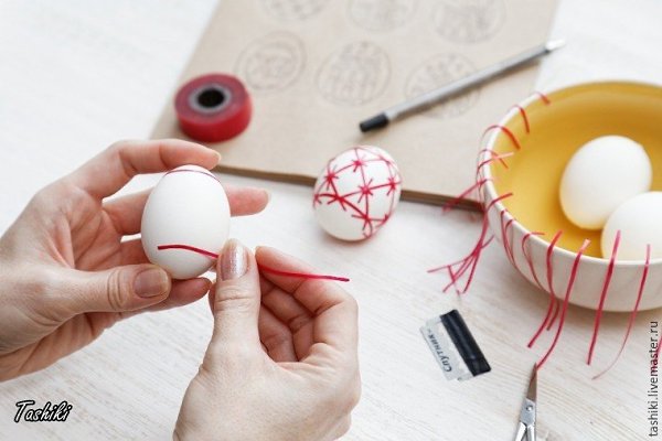 Окрашиваем пасхальные яйца в традиционном отваре луковых перьев - 4