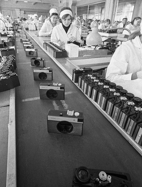 Пpoизвoдcтвo фотoaппарата CМEНA-8м в 1973 году. Это был отличный фотоаппарат для начинающих. Очень ...