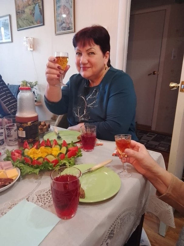 Давай по рюмочке, подружка за то "раньше"! За платье, что носилось не всегда, За новенькие ...