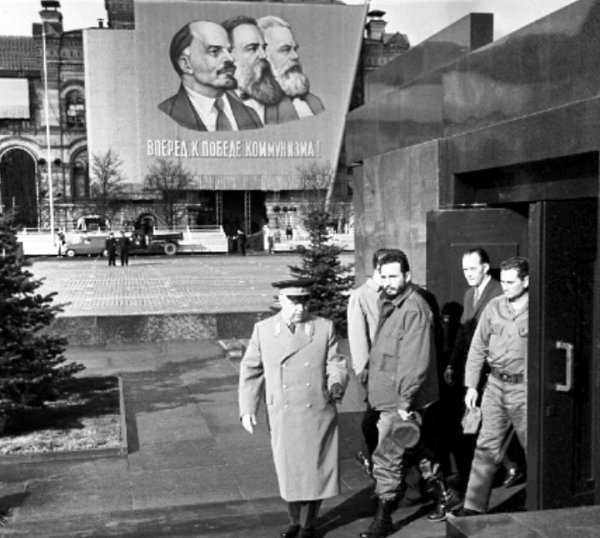1963 год. Москва. Кубинский лидер Фидель Кастро во время посещения Мавзолея.