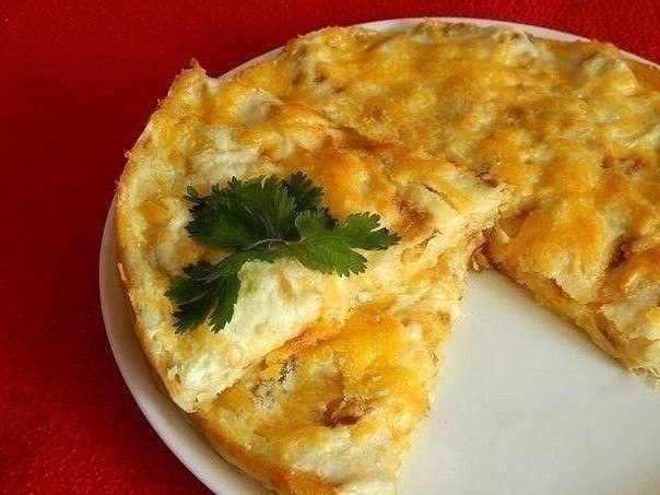 Пирог из лаваша с сыром.Ингредиенты: 1 упаковка тонкого лаваша; 4 ст. ложки майонеза; 400 г. сыра; 1 ...