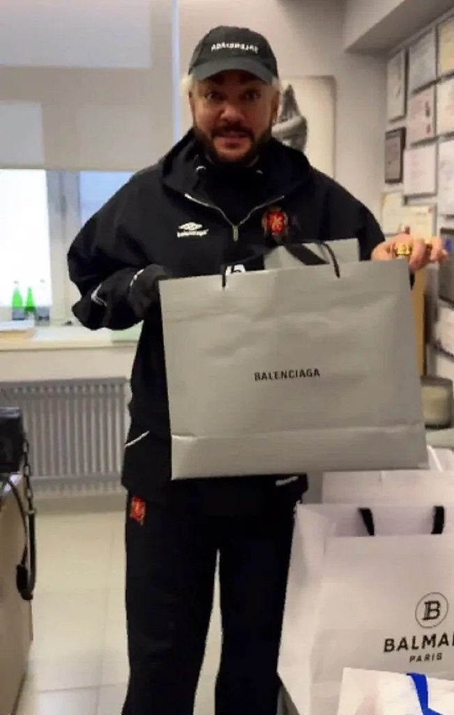������ �������� ����� � ������ ������ Balenciaga ��-�� ������������ �������. ����� �� ���������� ... - 2