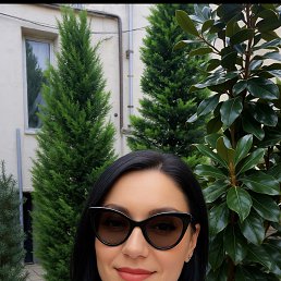 Nadia, 41, 