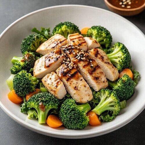 Салат из курицы-гриль и брокколи с кунжутным соусом.Автор рецепта: Григорий МосинЭто не салат это ...