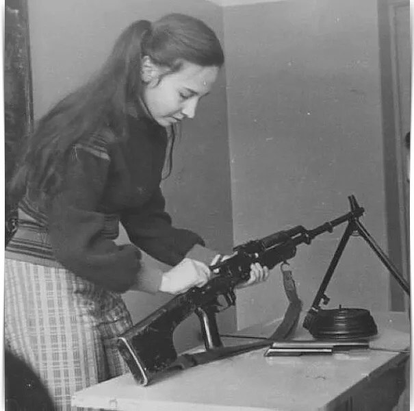 Наташа была в школе круглой отличницей. Когда пошла в 10-й класс, родители уехали в Германию, ...