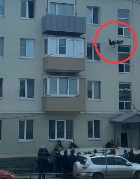 Мужчина спасался через окно от призраков, напавших на него в квартире.Однажды утром жители одного из ...