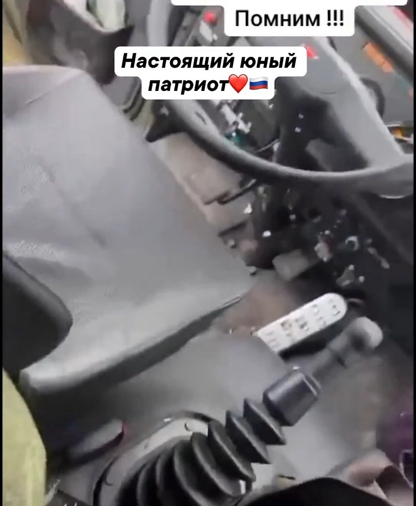 Мальчик из приграничных районов ежедневно провожалет наших бойцов, держа в руках российский ... - 2