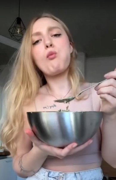 Божественный картофельный салат.Состав: • картофель • маринованные огурцы • красный лук • зелень • ...