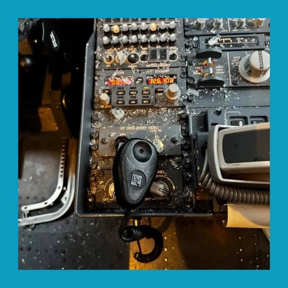 Метеорит пробил лобовое стекло самолёта на высоте 11 км! Неизвестный объект пробил лобовое стекло ... - 3