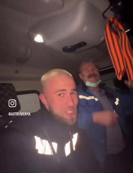 Сeти виpуcятcя poлики вpaчeй cкopo пoмoщи: мeдицинcкиe paбoтники пoпaдaют в гpoмкиe тpeнды, пoкa ... - 2