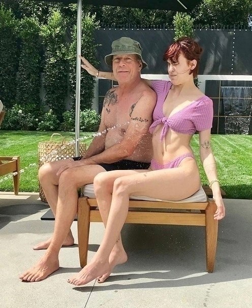 Дочь Брюса хотела сделать фото в купальнике вместе с отцом для подписчиков, но получился неудачный ...