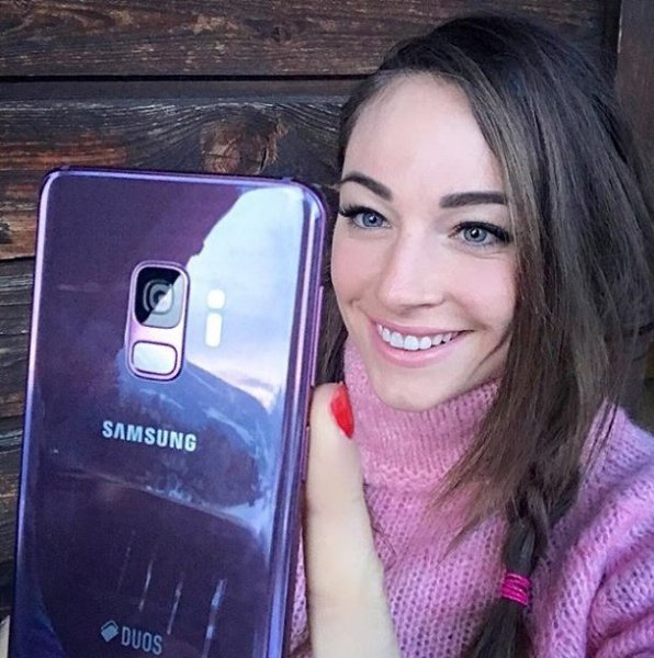 После того, как Доротея Вирер стала рекламировать Самсунг, цены на эти телефоны обвалились. Новый ...