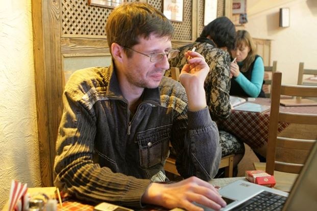 На Сенной площади, где я бесцельно бродил утром в ожидании открытия нужного магазина, ко мне ...