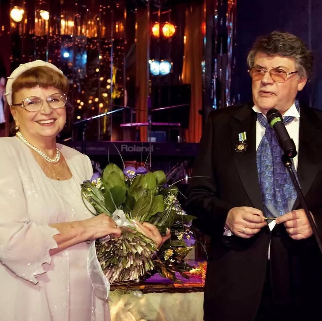 "Знакомы мы 73 года. Со дня законного брака прошло 66 лет. Один сын, два внука, одна внучка, ...