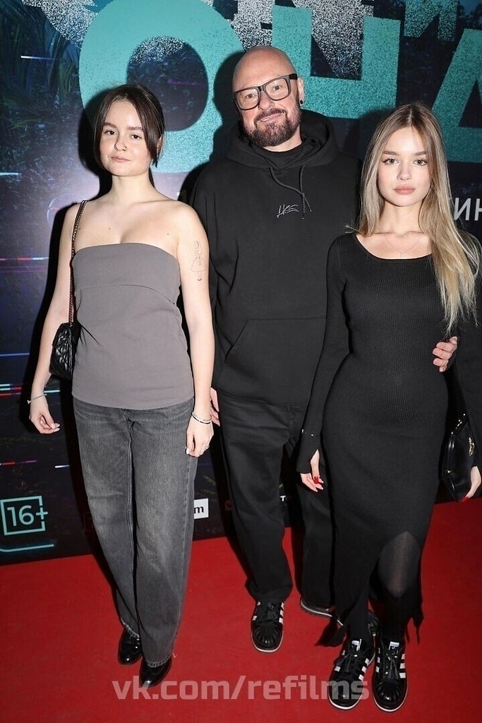 49-летний режиссер Марк Горобец вышел в свет с 18-летней женой и 19-летней дочерью.В декабре ...