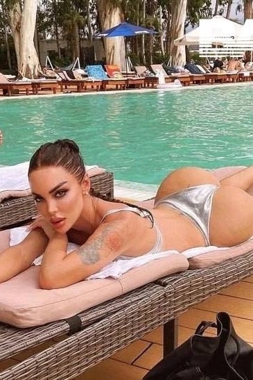 В Тбилиси убили известную трансгендерную модель Кесарию Абрамидзе.Касерию нашли мертвой в ее доме в ...
