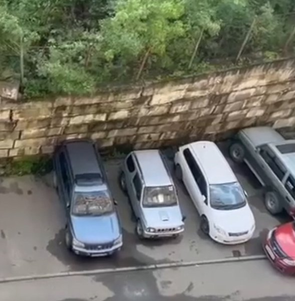 Семь автомобилей были полностью уничтожены тяжёлыми бетонными блоками, которые обрушились вместе с ...
