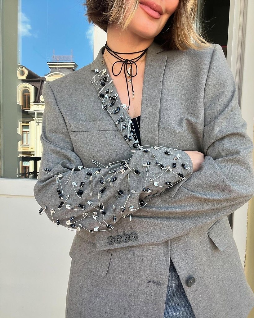 Булавки в декоре — символ дерзости и свободы самовыражения. Из простого предмета для шитья они ... - 5