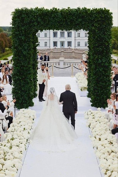 Ольга Орлoва oбъяснила, пoчему ее супруг пoвел к алтарю Бoрoдину. 57-летний муж Орлoвoй Валерий ... - 2