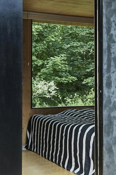 Летний домик для семьи архитекторов в Дании.Дом с окнами, открывающими вид на ручей, бамбуковыми ... - 2