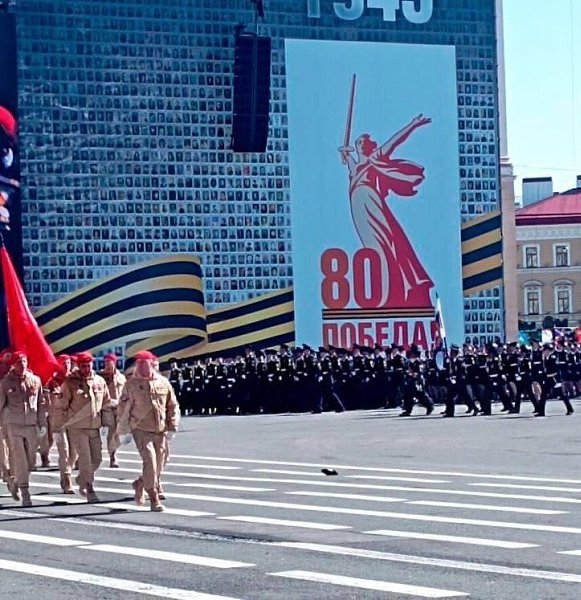 Один из военнослужащих потерял ботинок во время парада на Дворцовой, однако не растерялся и ...