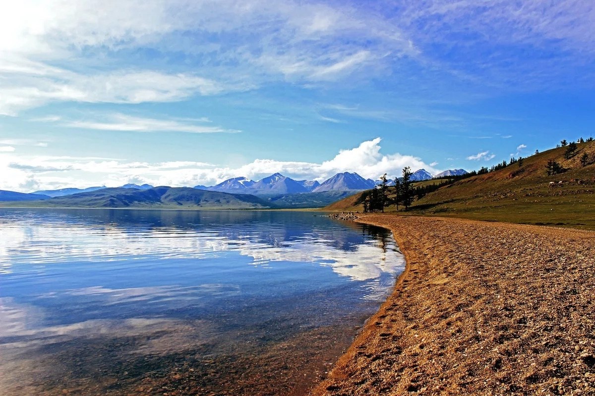 Самое большое озеро азии. Оз Хубсугул Монголия. Хубсугул Монголия озеро Хубсугул. Национальный парк озеро Хубсугул. Озеро Хубсугул Саяны.