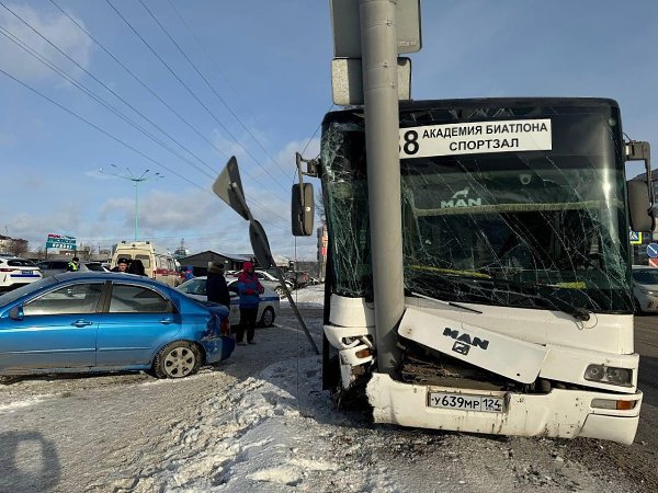 На Шахтёров автобус влетел в столб после столкновения с «Киа» — пострадали семь человек. ДТП ...