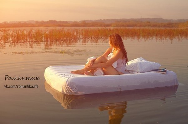 Эти глупости вечно случаются в марте, апреле, мае, Когда улицы расцветают от ярких и модных маек, ...